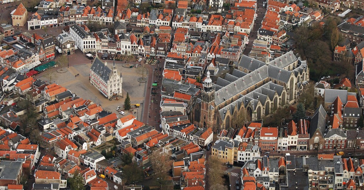 Luchtfoto van de historische binnenstad van Gouda met de Sint-Janskerk en rode daken