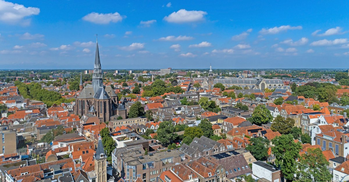 Luchtbeeld van Gouda met de Sint-Janskerk tussen de daken van de binnenstad